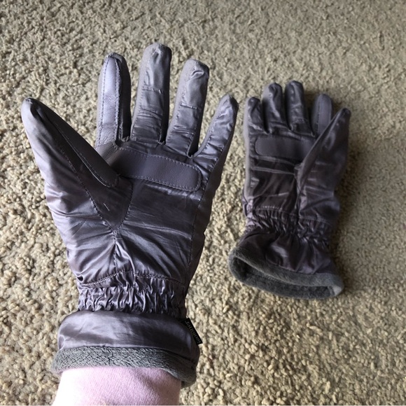 Isotoner Womens' Lined Touchscreen Gloves - Picture 8 of 9